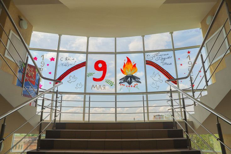 Студенты Адыгейского государственного университета приняли участие во Всероссийской акции «Окна Победы»