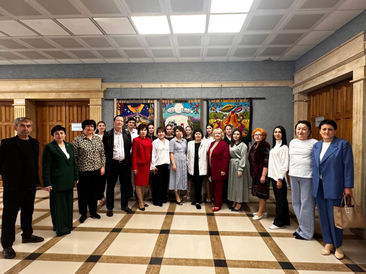 К 85-летию Адыгейского государственного университета открылась выставка Елены Абакумовой «Наследники традиций» 