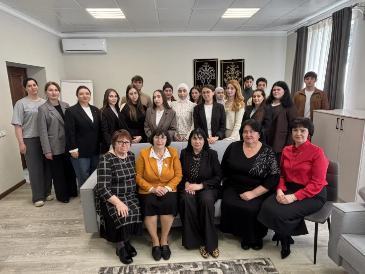 Заслуженный деятель искусств РА Саида Хунагова выступила перед студентами АГУ