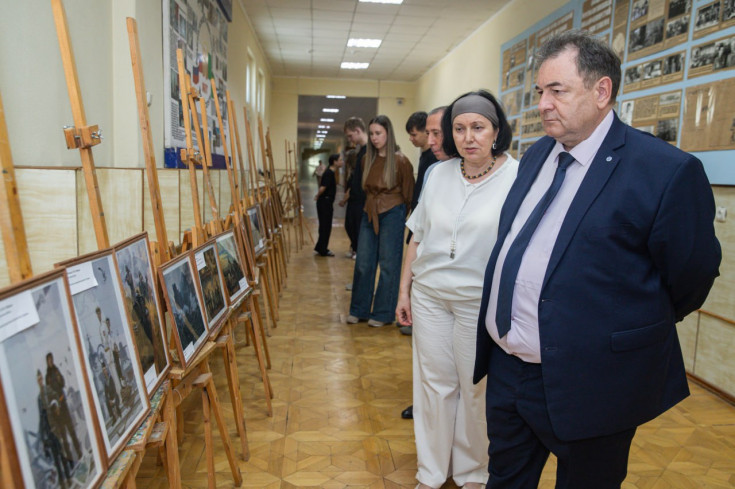В Адыгейском государственном университете состоялось открытие выставки произведений военных художников Студии имени М.Б. Грекова при Министерстве обороны РФ